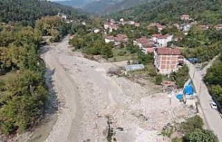 Sel sonrası hasar gören 19 binanın yıkım çalışmaları...