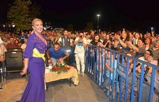 Selendi’de Muazzez Ersoy rüzgarı esti