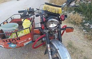 Sepetli motosiklet römorka çarptı: 2 yaralı