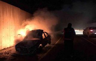 Seyir halindeki araç bir anda alev aldı