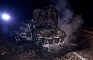 Seyir halindeki otomobil alev topuna döndü