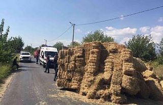 Seyir halindeki saman kamyonu devrildi, sürücüyü...