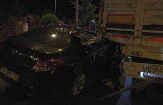 Seyir halindeki tıra arkadan çarptı: 2 yaralı