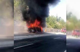 Seyir halindeki yolcu otobüsü alev alev yandı