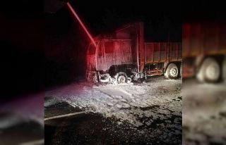 Seyir halindeyken alev alan kamyon kullanılamaz hale...