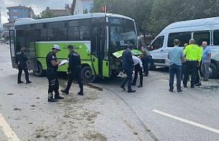 Seyir halindeyken lastiği patlayan halk otobüsü,...