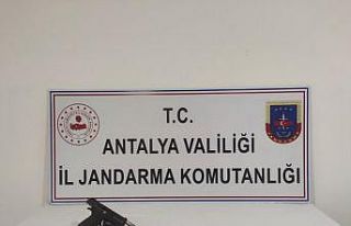 Sigara paketinin üzerine ayağıyla basınca yakayı...