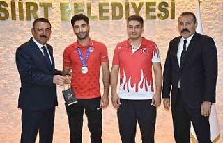 Siirt Valisi Hacıbektaşoğlu, milli sporcuyu altınla...