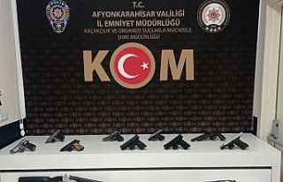 Silah kaçakçılarına yönelik operasyonda 2 kişi...