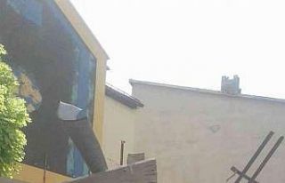 Sivas’ta şiddetli rüzgar çatıları uçurdu