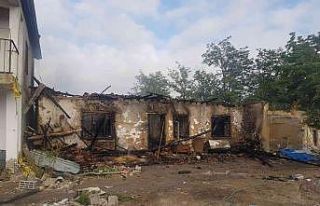 Sobadan çıkan yangında müstakil ev küle döndü