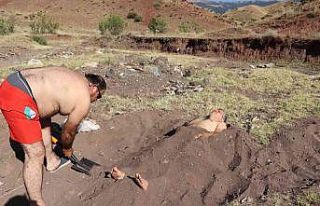 Söğütlü derenin mineralli kumlarında şifa arıyorlar