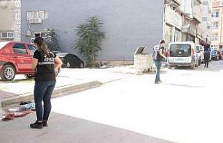 Sokak ortasında birbirlerine silah ve bıçakla saldırdılar