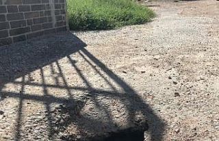 Sokak ortasındaki çukur korkutuyor