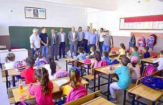 Soylu minik öğrencilerin sevincine ortak oldu