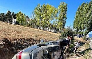 Su kanalına devrilen otomobilin sürücüsü yaralandı