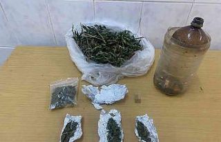 Şüphelenerek durdurdukları araçtan uyuşturucu...