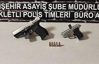 Şüpheli şahısların üzerinde 7 adet tabanca ele...