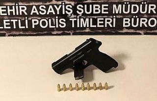 Şüpheli şahsın üzerinden 1 adet ruhsatsız tabanca...