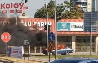 Sürücü sigara içerken otomobili de kendini de...