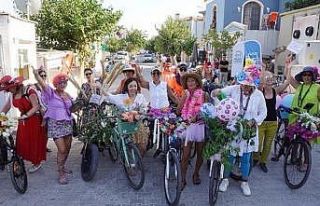 Süslü kadınlar Alaçatı’da pedalladı
