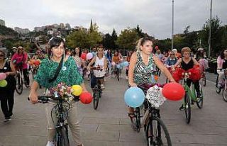 Süslü kadınlar İzmit’in sokaklarına renk kattı