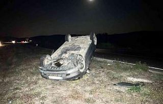 Takla atan otomobilde 2 kişi yaralandı