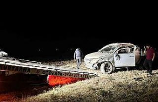 Taklalar atarak tarlaya devrilen arazi aracında 2...