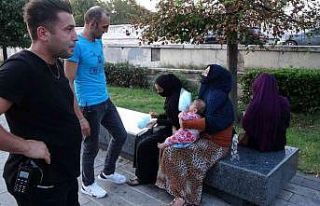 Taksim Meydanı’nda kucağında çocuklarla dilenen...