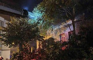 Tarihi bina alev alev yandı