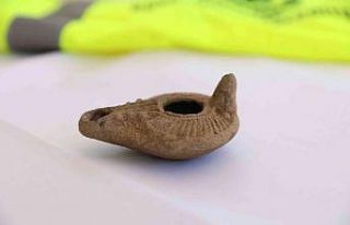 Tarihi surlarda bin 500 yıllık kandil bulundu