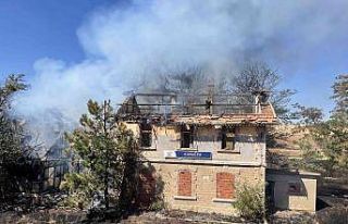 Tarihi tren garı alev alev yandı