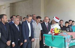 Tek çocuklarını gözyaşları içinde toprağa...