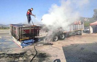 Tel yüklü tırın dorsesinde yangın çıktı