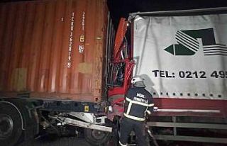 TEM’de tıra arkadan çarpan kamyon kağıt gibi...