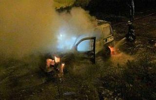 Terk edilmiş araç alev alev yandı
