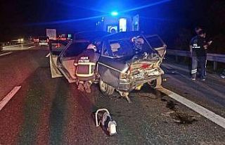 Ticari araç otomobile çarptı: 2 yaralı