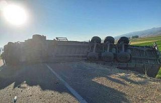 TIR devrildi: 1 yaralı