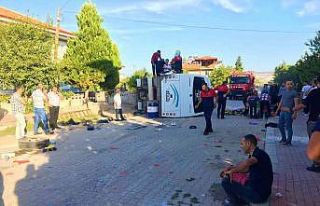 Tır kontrolsüz kavşakta işçi servisine çarptı:...