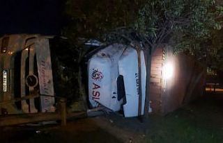 Tır sürücüsü hızını alamayınca araç yan...