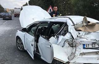Tırla otomobil çarpıştı: 2 yaralı