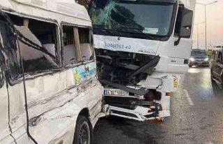 Tırla yolcu minibüsü çarpıştı, kaza ucuz atlatıldı