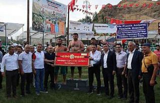 Tortum’da altın kemeri Kenan Gör kazandı