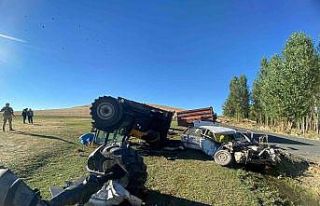 Traktör ile otomobil kafa kafaya çarpıştı: 5...