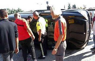 Tur minibüsü hasta nakil minibüsüne arkadan çarptı;...