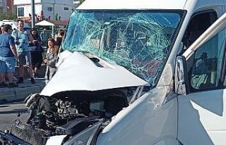 Tur minibüsü ile kamyonetin karıştığı kazada...