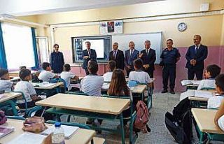 Turgutlu protokolü miniklerle sıralarını paylaştı,...