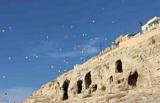 Türk ve mülteci çocuklar barış için gökyüzüne...