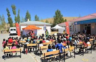 Tuşba Belediyesi, öğrencileri tiyatro ile buluşturmaya...