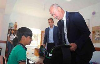Tuşba Belediyesinden öğrencilere kırtasiye desteği
